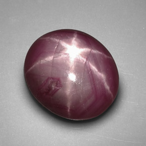 Rubis étoilé rouge naturelle coupe ovale, 3,96 ct, opaque