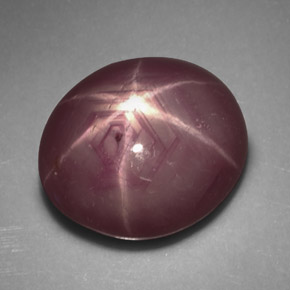 Rubis étoilé rouge naturelle coupe ovale, 5,80 ct, opaque