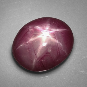Rubis étoilé rouge naturelle coupe ovale, 4,75 ct, opaque
