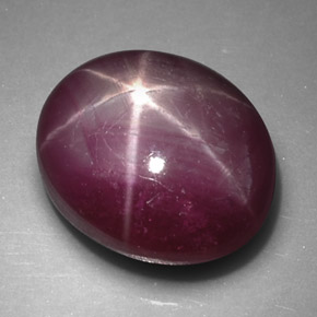 Rubis étoilé rouge naturelle coupe ovale, 5,68 ct, opaque