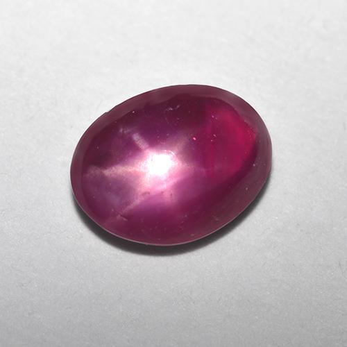 Rubis étoilé rouge naturelle coupe ovale, 0,64 ct, translucide