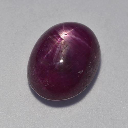 Rubis étoilé pourpre naturelle coupe ovale, 8,32 ct, opaque