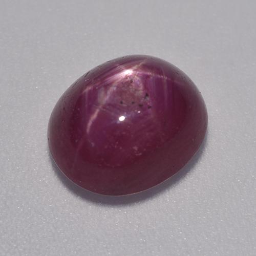 Rubis étoilé pourpre naturelle coupe ovale, 4,59 ct, translucide