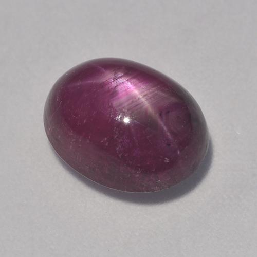 Rubis étoilé pourpre naturelle coupe ovale, 4,90 ct, translucide