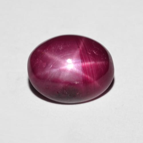 Rubis étoilé rouge naturelle coupe ovale, 4,41 ct, opaque