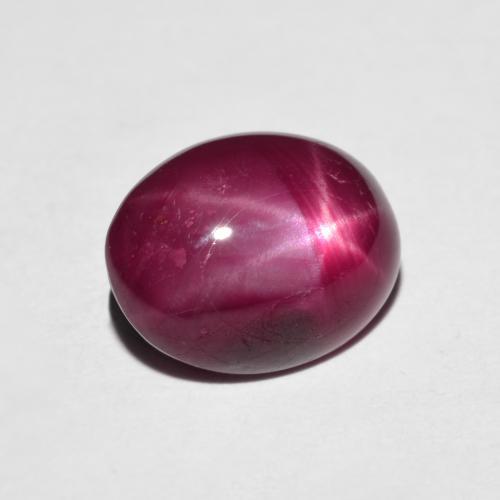 Rubis étoilé rouge naturelle coupe ovale, 4,41 ct, opaque