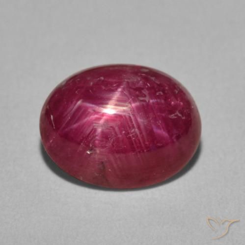 Rubis étoilé pourpre naturelle coupe ovale, 4,76 ct, opaque