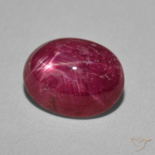 Rubis étoilé pourpre naturelle coupe ovale, 4,76 ct, opaque
