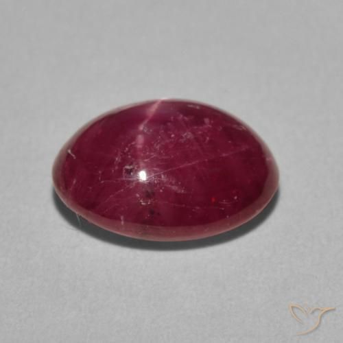 Rubis étoilé pourpre naturelle coupe ovale, 4,76 ct, opaque