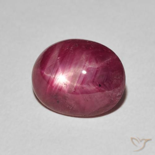Rubis étoilé Rouge foncé naturelle ovale, 3.60 ct, Opaque