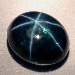 Saphir étoilé bleue naturelle coupe ovale, 11,53 ct, translucide