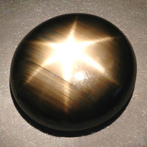 Saphir étoilé noir naturelle coupe ovale, 55,93 ct, opaque