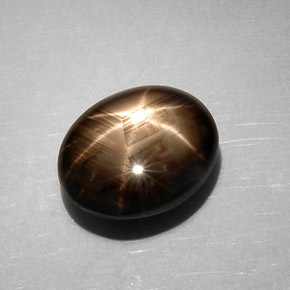 Saphir étoilé noir naturelle coupe ovale, 7,59 ct, opaque
