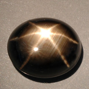 Saphir étoilé noir naturelle coupe ovale, 10,00 ct, opaque