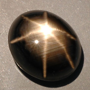 Saphir étoilé noir naturelle coupe ovale, 10,00 ct, opaque