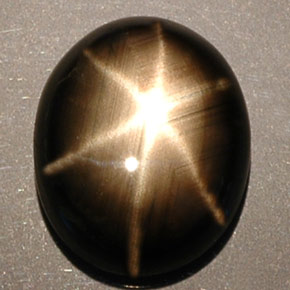Saphir étoilé noir naturelle coupe ovale, 5,25 ct, opaque