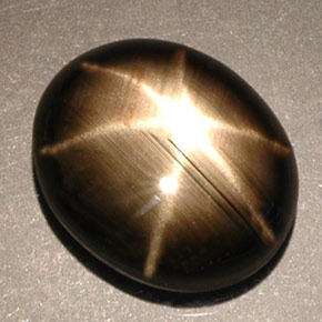 Saphir étoilé noir naturelle coupe ovale, 5,25 ct, opaque