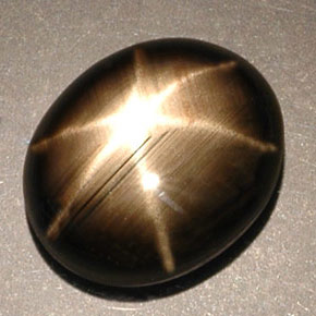 Saphir étoilé noir naturelle coupe ovale, 5,25 ct, opaque