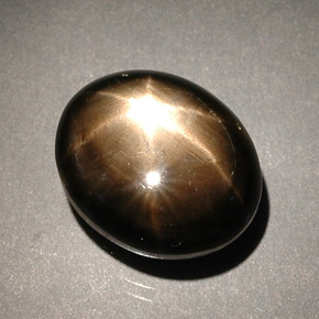 Saphir étoilé noir naturelle coupe ovale, 8,56 ct, opaque