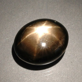 Saphir étoilé noir naturelle coupe ovale, 8,56 ct, opaque