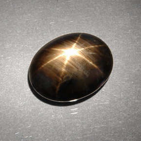 Saphir étoilé noir naturelle coupe ovale, 6,63 ct, opaque