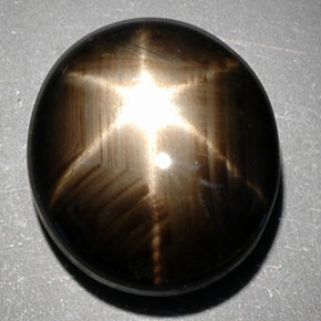 Saphir étoilé noir naturelle coupe ovale, 10,29 ct, opaque