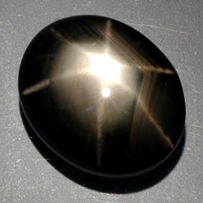 Saphir étoilé noir naturelle coupe ovale, 9,39 ct, opaque