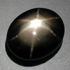 Saphir étoilé noir naturelle coupe ovale, 9,39 ct, opaque
