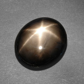 Saphir étoilé noir naturelle coupe ovale, 13,78 ct, opaque