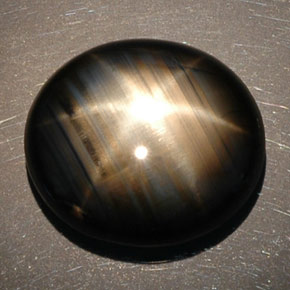 Saphir étoilé noir naturelle coupe ovale, 16,89 ct, opaque