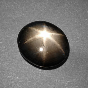 Saphir étoilé noir naturelle coupe ovale, 9,26 ct, opaque