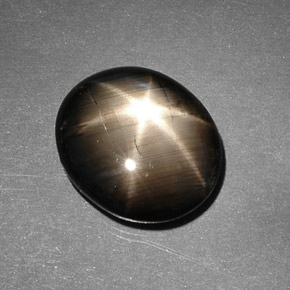 Saphir étoilé noir naturelle coupe ovale, 9,26 ct, opaque