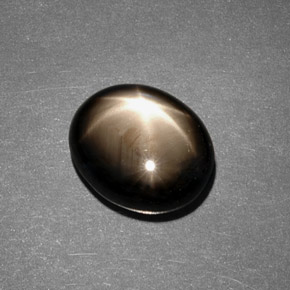 Saphir étoilé noir naturelle coupe ovale, 7,88 ct, opaque