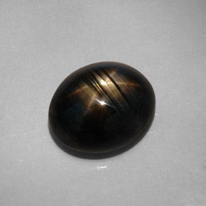 Saphir étoilé noir naturelle coupe ovale, 10,73 ct, opaque