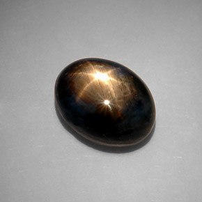 Saphir étoilé noir naturelle coupe ovale, 10,65 ct, opaque