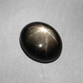 Saphir étoilé noir naturelle coupe ovale, 7,90 ct, opaque