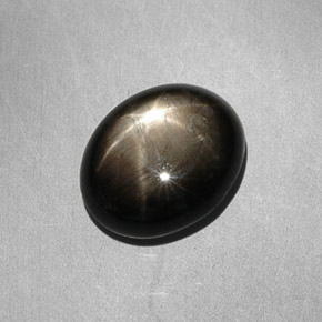 Saphir étoilé noir naturelle coupe ovale, 7,90 ct, opaque