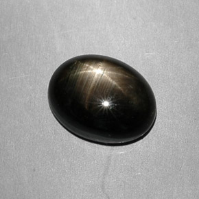 Saphir étoilé noir naturelle coupe ovale, 7,49 ct, opaque
