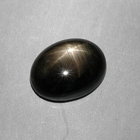 Saphir étoilé noir naturelle coupe ovale, 7,49 ct, opaque