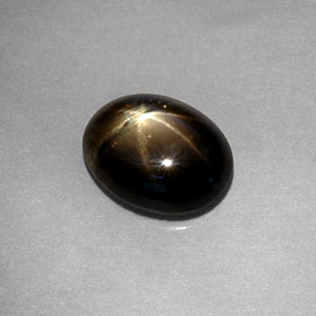 Saphir étoilé noir naturelle coupe ovale, 1,80 ct, translucide