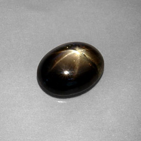 Saphir étoilé noir naturelle coupe ovale, 1,80 ct, translucide