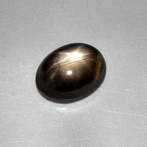 Saphir étoilé noir naturelle coupe ovale, 2,27 ct, opaque