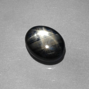 Saphir étoilé noir naturelle coupe ovale, 1,98 ct, opaque