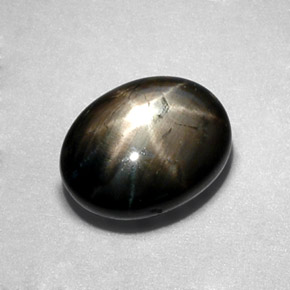 Saphir étoilé noir naturelle coupe ovale, 2,30 ct, opaque