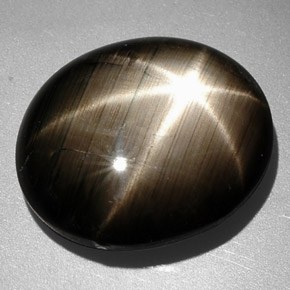 Saphir étoilé noir naturelle coupe ovale, 9,26 ct, opaque