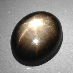 Saphir étoilé noir naturelle coupe ovale, 7,90 ct, opaque