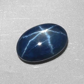 Saphir étoilé bleue naturelle coupe ovale, 2,55 ct, opaque