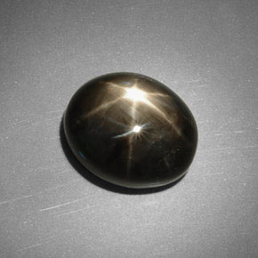 Saphir étoilé noir naturelle coupe ovale, 5,75 ct, opaque
