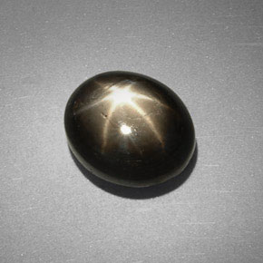 Saphir étoilé noir naturelle coupe ovale, 6,38 ct, opaque