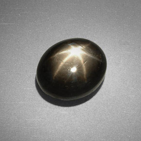 Saphir étoilé noir naturelle coupe ovale, 6,38 ct, opaque